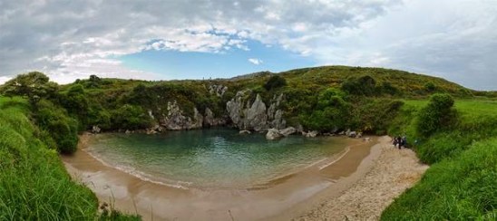 Golfo_da_Biscaia_no_Mar_Canta_brico_esta_ligado_a_praia_atrave_s_de_tu_neis_sob_as_fale_sias_que_foram_criados_pela_erosa_o.