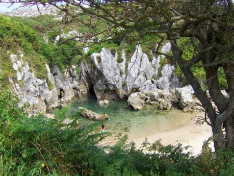 Playa_de_Gulpiyuri_006